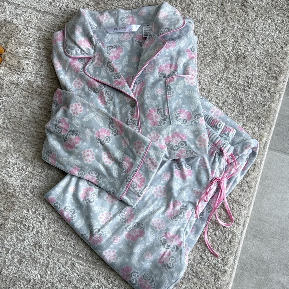 New Without Tags- Jasmine Rose Gray and Pink Pajama Set - Size S/P